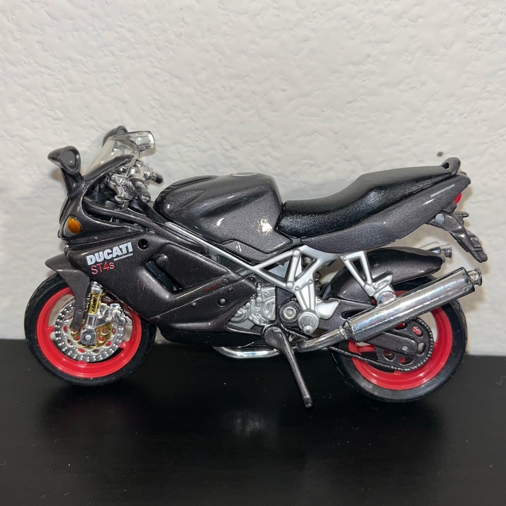 Maisto Ducati Motorcycle Diecast 1:18 Silver Ages 3+ 2007